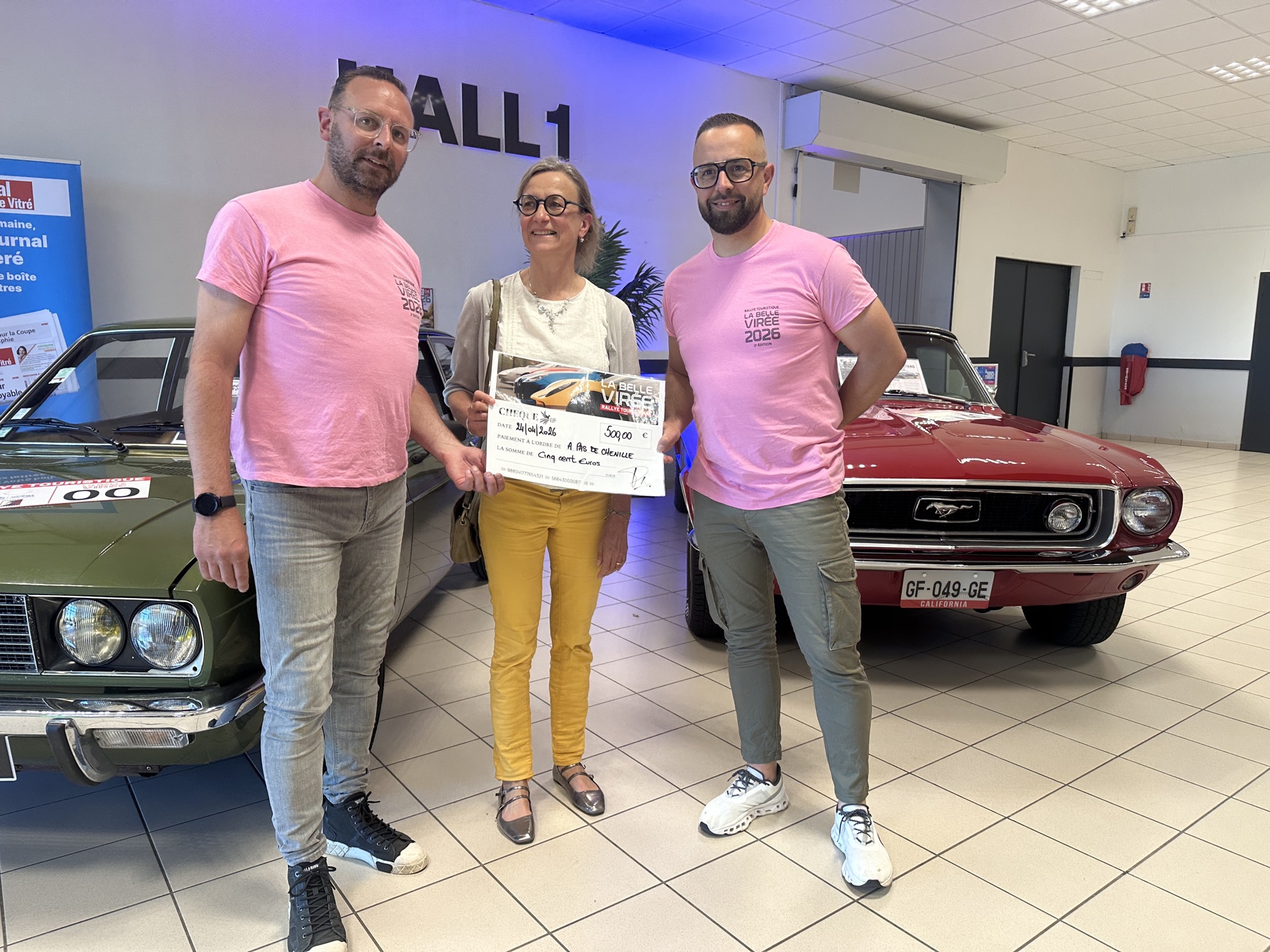 Remise du chèque de 500 euros à l’association À pas de chenille