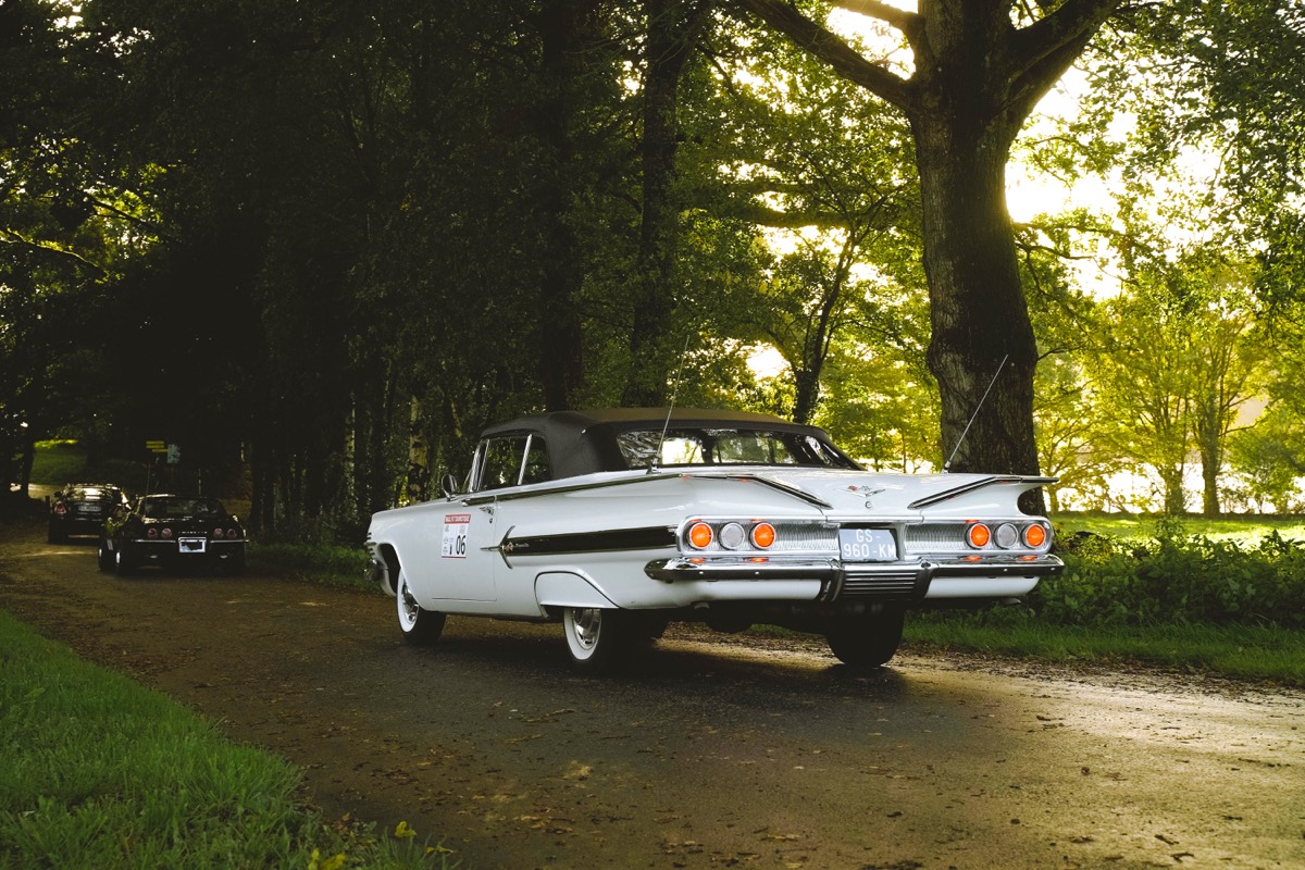 Automobile de collection dans la lumière matinale de la forêt
