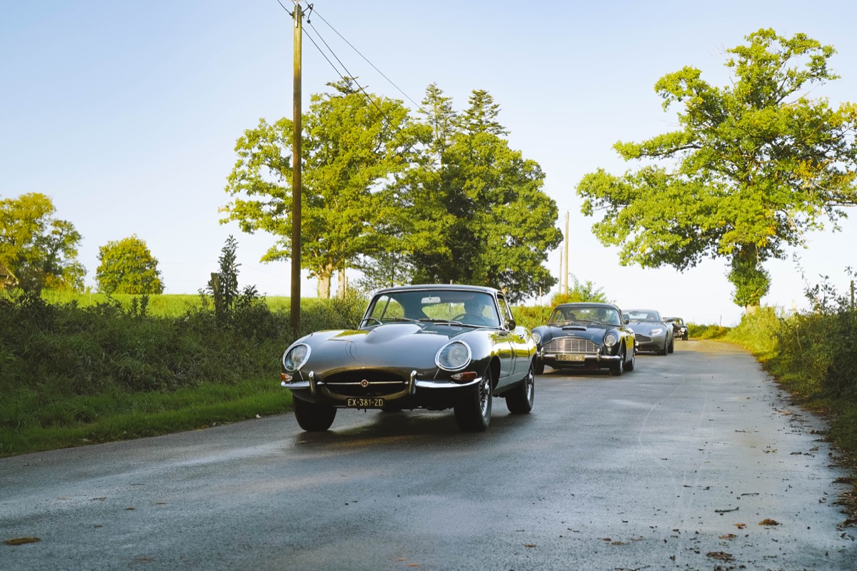 Voiture classique ouvrant le convoi de la première édition