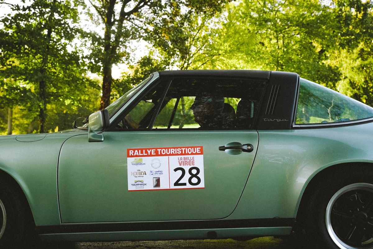 Détail de la plaque de rallye sur une automobile verte