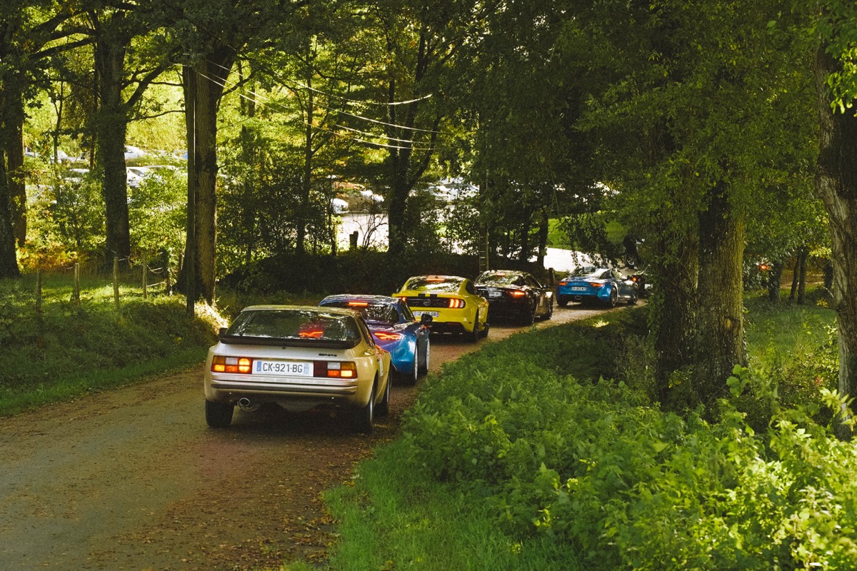 Le convoi de La Belle Virée traversant une route forestière