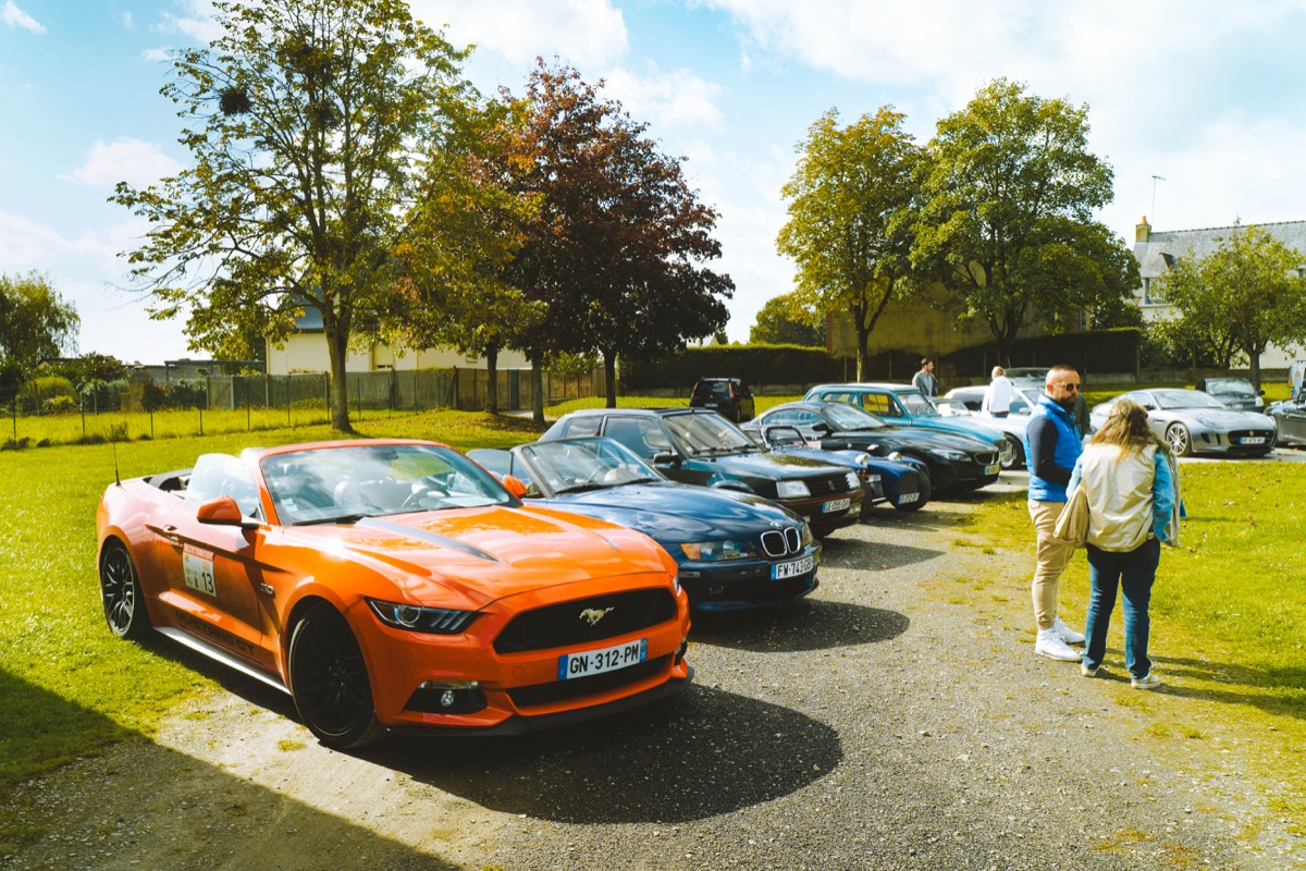 Les automobiles réunies au départ de l’édition fondatrice