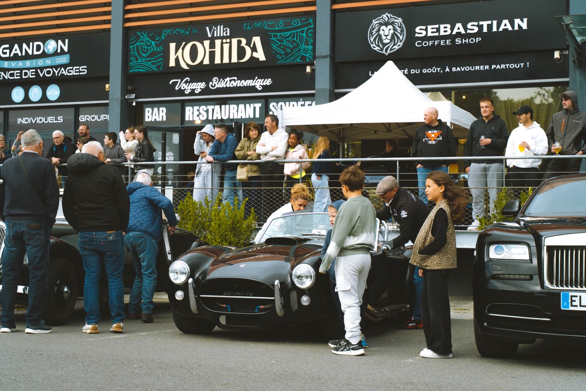 Participant et automobile devant la Villa Kohiba à l’arrivée