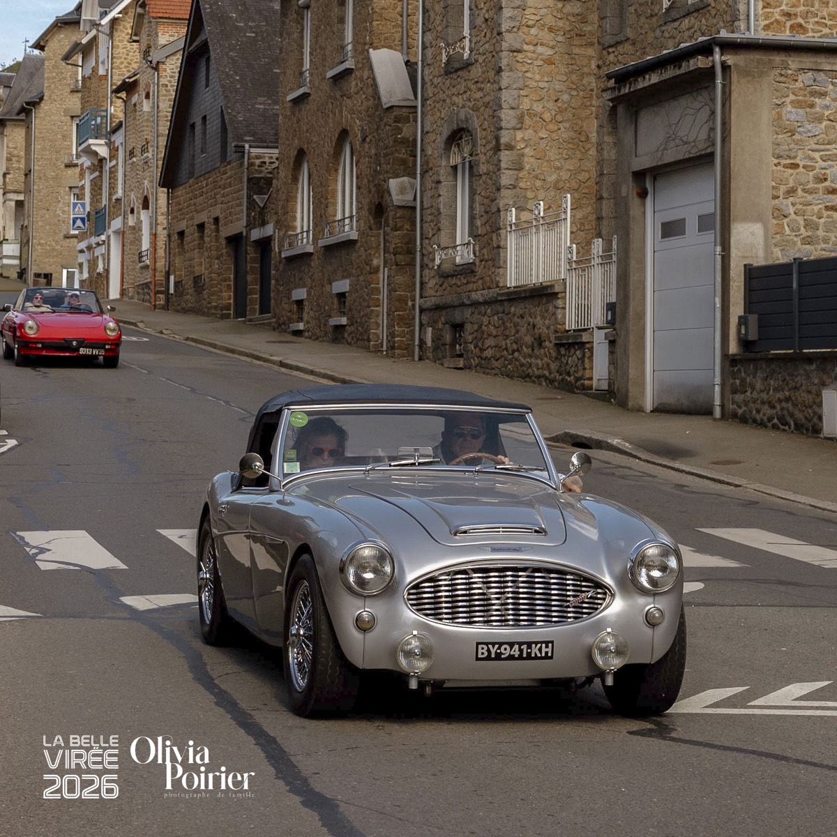 Austin Healey traversant un village du Pays de Vitré