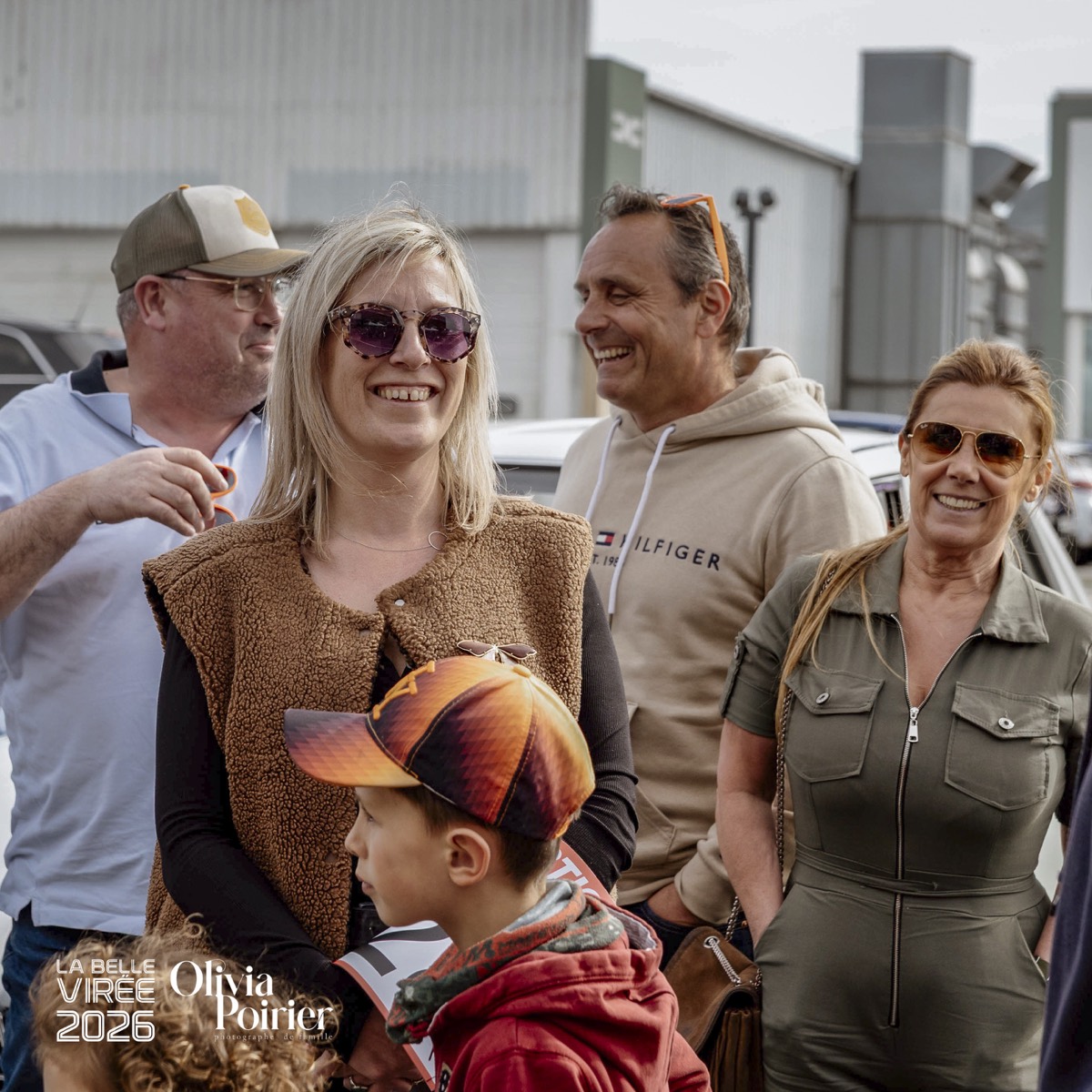 Une famille partageant la journée autour des voitures